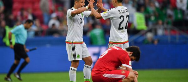Seleção mexicana comemora a vitória sobre a Rússia e a classificação para as semifinais da Copa das Confederações em Kazan, na Rússia - Sputnik Brasil