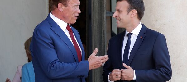 O ator austríaco e ex-governador do estado americano da Califórnia, Arnold Schwarzenegger, se encontra e conversa com o presidente francês Emmanuel Macron no Palácio Elysee, em Paris, na França - Sputnik Brasil