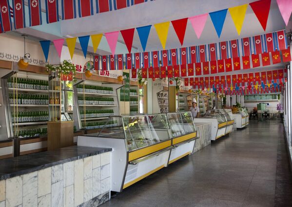 Eric Lafforgue, Loja vazia de Pyongyang decorada por ocasião da festa nacional, Coreia do Norte, 2012 - Sputnik Brasil