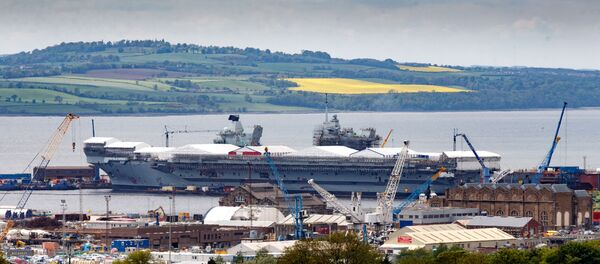 O maior navio da Marinha da Grã-Bretanha, o porta-aviões Queen Elizabeth, no estaleiro, Escócia, em 24 de maio de 2016 - Sputnik Brasil