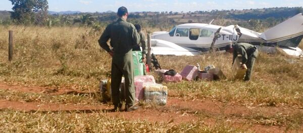 Avião bimotor, matrícula PT-IIJ, interceptado pela FAB na região de Aragarças (GO) com mais de 600 kg de cocaína - Sputnik Brasil