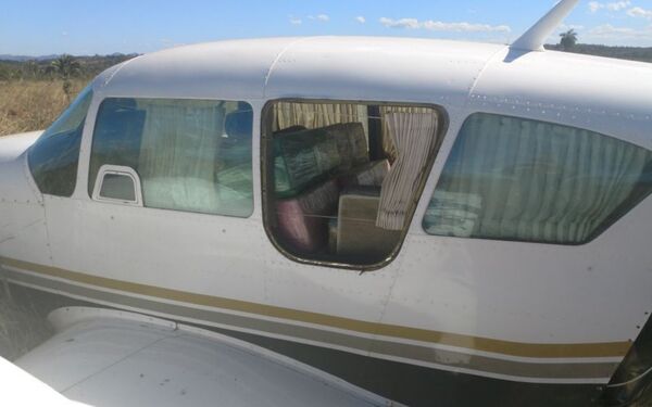 Avião com cocaína decola da fazenda de família de ministro e é interceptado pela FAB Avião com cocaína decola da fazenda de família de ministro e é interceptado pela FAB - Sputnik Brasil