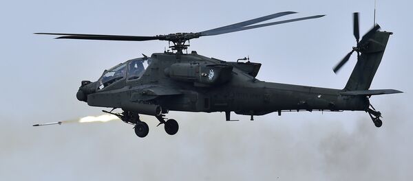 A US AH-64 Apache helicopter fires rockets during a joint live firing drill between South Korea and the US at the Seungjin Fire Training Field in Pocheon, 65 kms northeast of Seoul, on August 28, 2015 - Sputnik Brasil