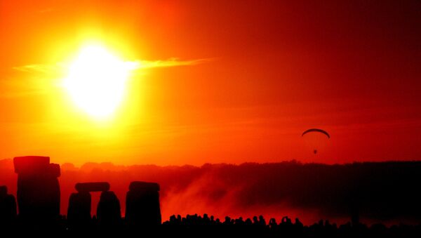 Festa de solstício em Stonehenge - Sputnik Brasil