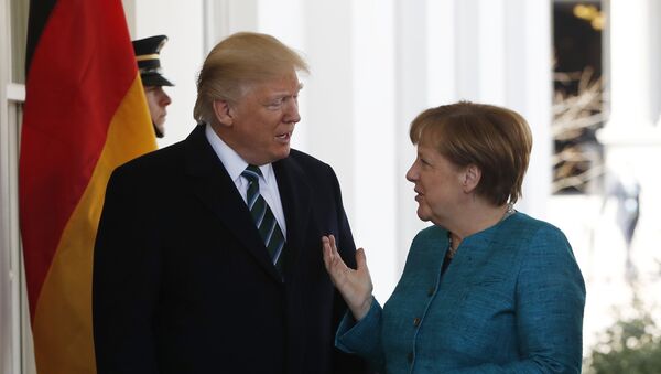 O presidente norte-americano, Donald Trump, saúda a chanceler alemã, Angela Merkel, na Casa Branca, em 17 de março de 2017 - Sputnik Brasil