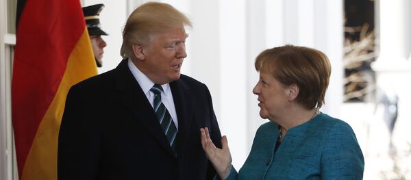 O presidente norte-americano, Donald Trump, saúda a chanceler alemã, Angela Merkel, na Casa Branca, em 17 de março de 2017 - Sputnik Brasil