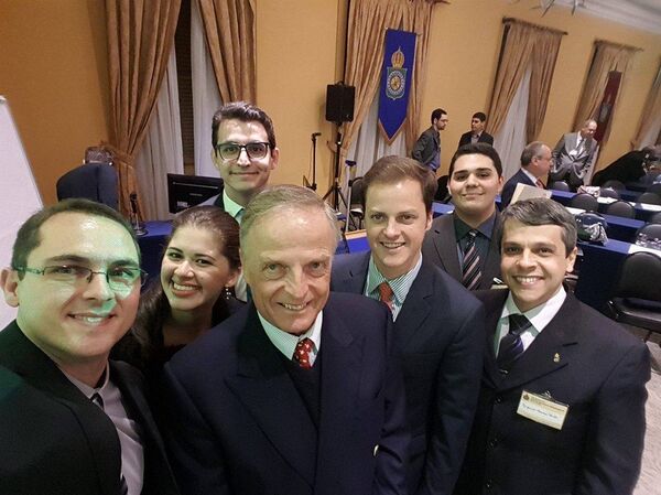 Rodrigo Brasileiro (primeiro à esquerda), em encontro com outros apoiadores da adoção da monarquia no Brasil; Rio de Janeiro, 10 de junho de 2017 - Sputnik Brasil