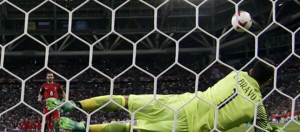 Goleiro Claudio Bravo, do Chile, defende pênalti de João Moutinho, de Portugal, na semifinal da Copa das Confederações de 2017 - Sputnik Brasil