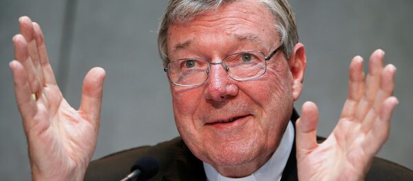 Cardeal australiano George Pell faz gestos com as mãos durante apresentação do novo presidente do Banco do Vaticano, em 2014 - Sputnik Brasil