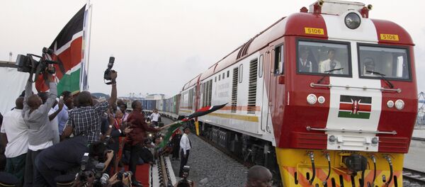 O trem de carga SGR chega de Mombasa a Nairóbi em 30 de maio de 2017. A ferrovia foi inaugurada pelo presidente queniano Uhuru Kenyatta e foi construída com investimentos chineses O trem de carga SGR chega de Mombasa a Nairóbi em 30 de maio de 2017. A ferrovia foi inaugurada pelo presidente queniano Uhuru Kenyatta e foi construída com investimentos chineses - Sputnik Brasil