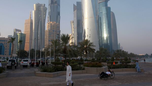 A man walks on the corniche in Doha, Qatar, June 15, 2017 - Sputnik Brasil