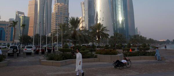 A man walks on the corniche in Doha, Qatar, June 15, 2017 A man walks on the corniche in Doha, Qatar, June 15, 2017 - Sputnik Brasil
