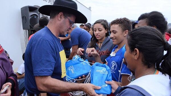 Neto do arquiteto Oscar Niemeyer, Carlos Oscar Niemeyer Magalhães entrega livros durante um dos eventos da Cavalgada da Cultura - Sputnik Brasil