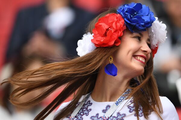 Menina da torcida russa antes do jogo entre Rússia e México no âmbito da Copa das Confederações 2017 - Sputnik Brasil