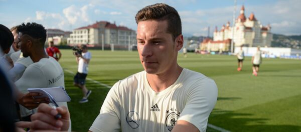 Capitão da seleção alemã, Julian Draxler, cumprimenta torcida - Sputnik Brasil