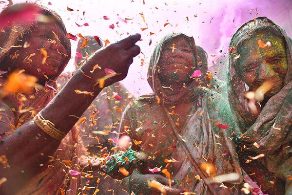 Shashi Shekhar Kashyap, fotógrafo indiano, Viúvas na Festa de Cores - Sputnik Brasil