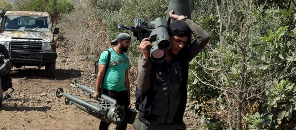 Free Syrian Army fighters carry a weapon during what they said was preparations for an operation to strike at forces loyal to Syria's president Bashar Al-Assad in order to break a siege on the city of Beit Gin located in western countryside of Damascus in Deraa, Syria September 30, 2015 Free Syrian Army fighters carry a weapon during what they said was preparations for an operation to strike at forces loyal to Syria's president Bashar Al-Assad in order to break a siege on the city of Beit Gin located in western countryside of Damascus in Deraa, Syria September 30, 2015 - Sputnik Brasil