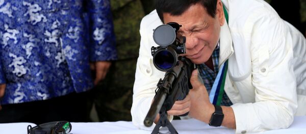 Duterte testa os armamentos - Sputnik Brasil