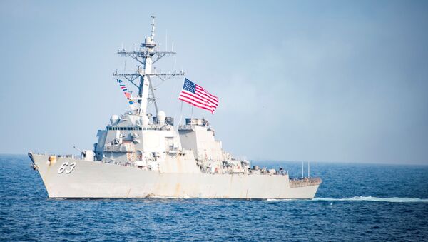 O destróier norte-americano USS Stethem da classe Arleigh Burke ultrapassando águas da península Coreana durante os treinamentos conjuntos com a Coreia do Sul, em 22 de março de 2017 - Sputnik Brasil