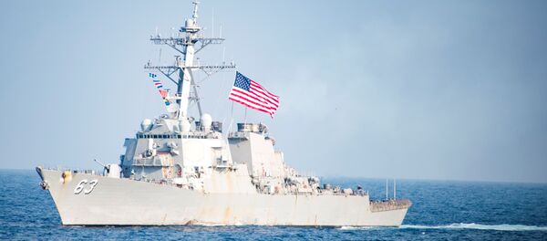 O destróier norte-americano USS Stethem da classe Arleigh Burke ultrapassando águas da península Coreana durante os treinamentos conjuntos com a Coreia do Sul, em 22 de março de 2017 - Sputnik Brasil