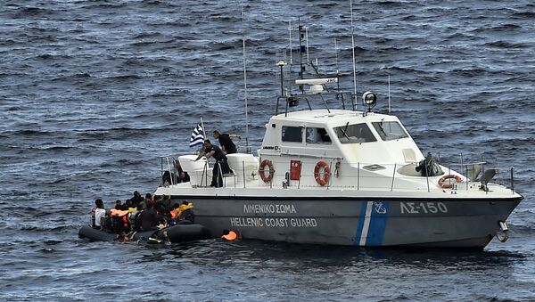 Navio da guarda costeira grega resgatando pessoas - Sputnik Brasil