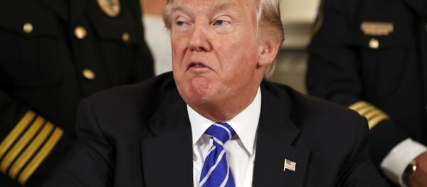President Donald Trump, flanked by members of law enforcement, speaks before signing bills in the Diplomatic Reception Room at the White House - Sputnik Brasil