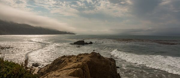 Praia Leo Carrilo, em Malibu, Estado da Califórnia - Sputnik Brasil