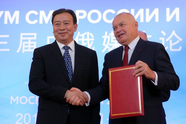 O chefe da agência de notícias internacional Rossiya Segodnya, Dmitry Kiselev, e o vice-editor-chefe da Xinhua, Zhou Zongmin, no dia 4 de julho de 2017 - Sputnik Brasil