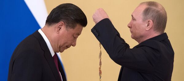 Xi Jinping se inclina para receber a ordem de Santo André Apóstolo Protocletos das mãos de Vladimir Putin, em 4 de julho de 2017 - Sputnik Brasil
