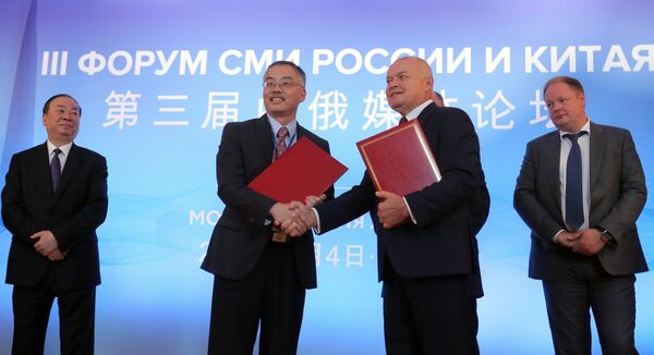 O chefe da agência de notícias internacional Rossiya Segodnya, Dmitry Kiselev, e o vice-editor-chefe da emissora Guangdon, Shi Yanfeng, no dia 4 de julho de 2017 - Sputnik Brasil