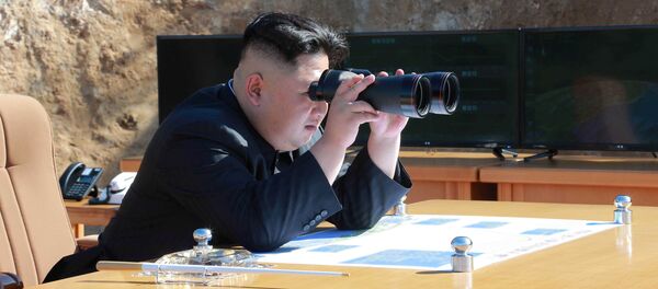 Kim Jong-un observa o lançamento de míssel intercontinental balístico realizado em 4 de julho de 2017 - Sputnik Brasil
