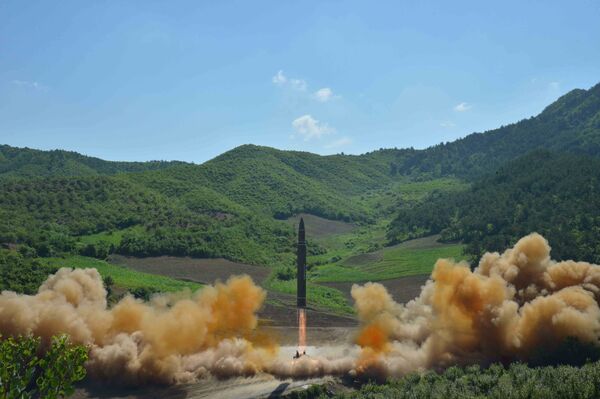 The intercontinental ballistic missile Hwasong-14 is seen during its test launch in this undated photo released by North Korea's Korean Central News Agency (KCNA) in Pyongyang, July, 4 2017. - Sputnik Brasil