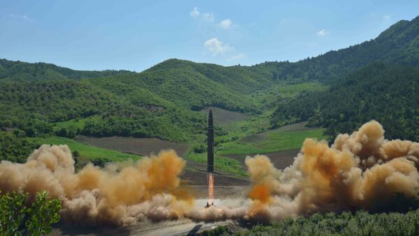 The intercontinental ballistic missile Hwasong-14 is seen during its test launch in this undated photo released by North Korea's Korean Central News Agency (KCNA) in Pyongyang, July, 4 2017. - Sputnik Brasil