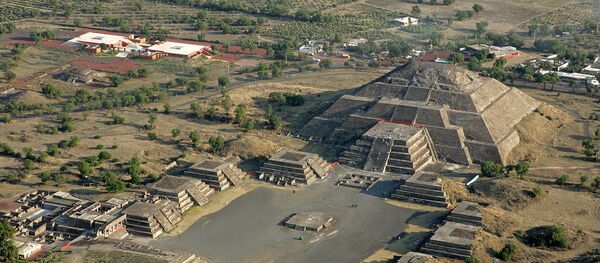 A Pirâmide da Lua vista do ar, na cidade de Teotihuacan (foto de arquivo) - Sputnik Brasil