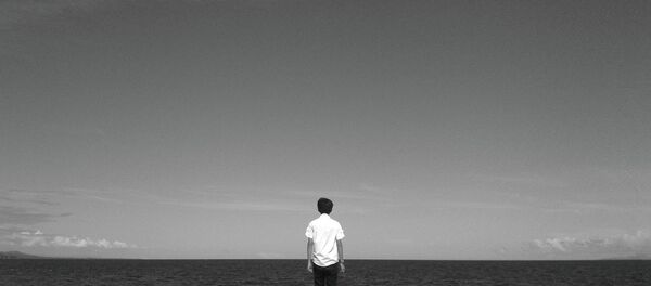 Garoto olha para o mar (In my Search) - Sputnik Brasil