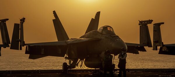 Um F/A-18E Super Hornet da Marinha dos EUA em 16 de outubro de 2014 Um F/A-18E Super Hornet da Marinha dos EUA em 16 de outubro de 2014 - Sputnik Brasil