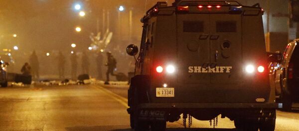 A polícia de Baltimore tenta implementar um toque de recolher na cidade. - Sputnik Brasil