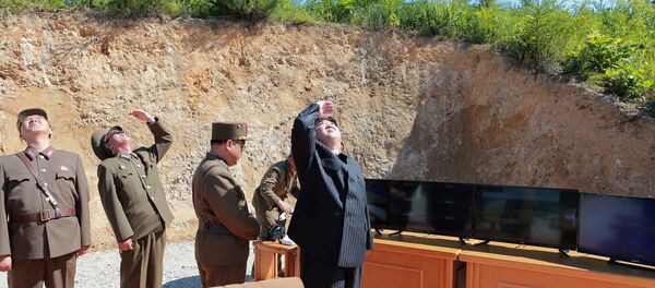 O líder norte-coreano, Kim Jong-un, observando teste de míssil Hwasong-14 - Sputnik Brasil