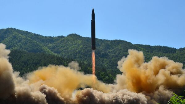 O míssil balístico intercontinental lançado pela Coreia do Norte em 4 de julho de 2017 - Sputnik Brasil
