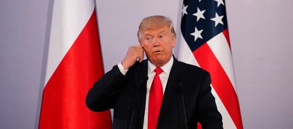 Presidente dos EUA, Donald Trump, durante uma coletiva de imprensa conjunta com o presidente da Polônia, Andrzej Duda, em Varsóvia, em 6 de julho de 2017 - Sputnik Brasil