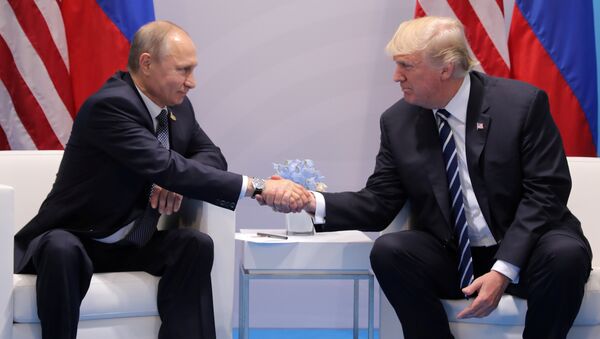 U.S. President Donald Trump shakes hands with Russia's President Vladimir Putin during their bilateral meeting at the G20 summit in Hamburg, Germany July 7, 2017 - Sputnik Brasil