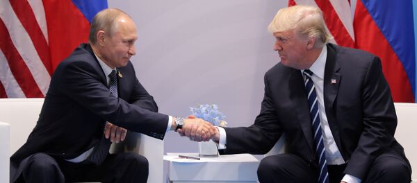 U.S. President Donald Trump shakes hands with Russia's President Vladimir Putin during their bilateral meeting at the G20 summit in Hamburg, Germany July 7, 2017 - Sputnik Brasil
