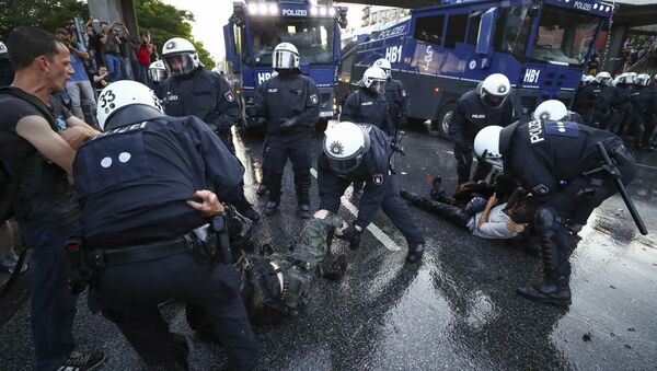 German riot police detain protesters during the demonstrations during the G20 summit in Hamburg, Germany, July 6, 2017 - Sputnik Brasil