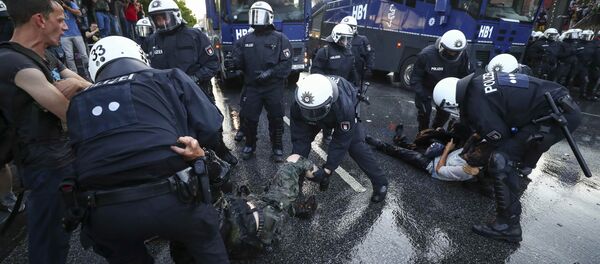 German riot police detain protesters during the demonstrations during the G20 summit in Hamburg, Germany, July 6, 2017 - Sputnik Brasil