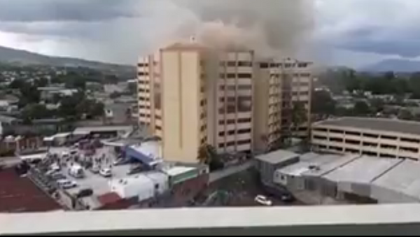 Fire erupts from third tower of El Salvador's finance ministry - Sputnik Brasil