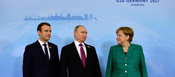 O presidente francês, Emmanuel Macron, o presidente russo, Vladimir Putin, e a chanceler alemã, Angela Merkel, no âmbito da cúpula do G20, em 8 de julho de 2017 - Sputnik Brasil
