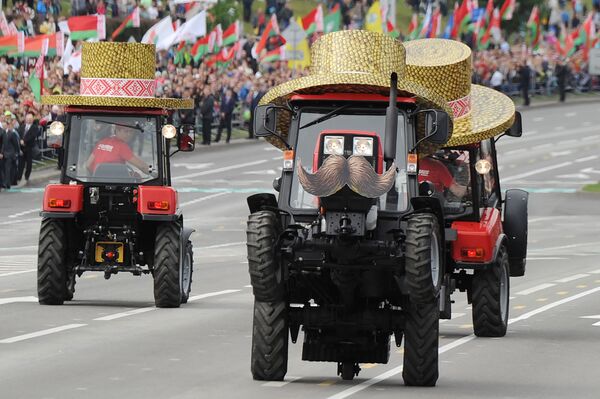 Tratores participam da parada dedicada ao Dia da Independência em Minsk, Bielorrússia - Sputnik Brasil