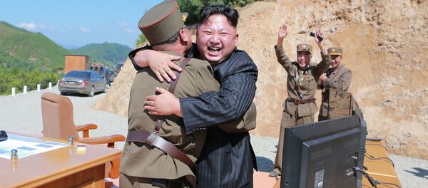 Líder norte-coreano, Kim Jong-un, após lançamento bem-sucedido de míssil balístico - Sputnik Brasil