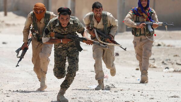 Milicianos curdos das YPG correm nas ruas de Raqqa (foto de arquivo) - Sputnik Brasil