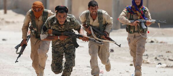 Milicianos curdos do YPG correm nas ruas de Raqqa - Sputnik Brasil